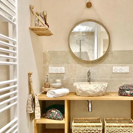 Maison De Charme Avec Terrasse Et Climatisation - Uzes Lägenhet