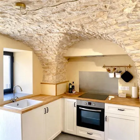Maison De Charme Avec Terrasse Et Climatisation - Uzes *